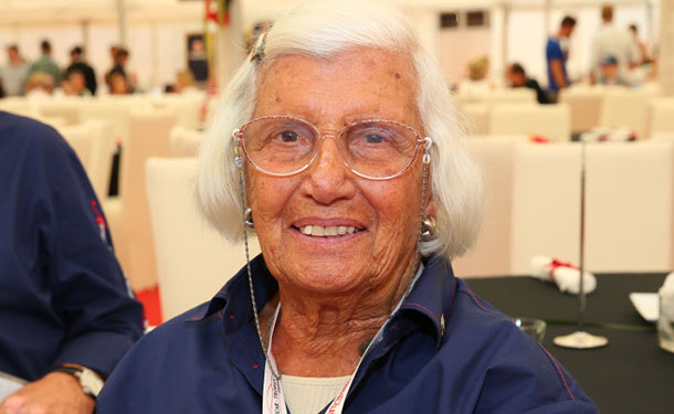 وفاة ماريا تيريسا أول سائقة سيارات في فورمولا 1 عن عمر 89 عام