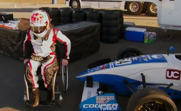 بالفيديو: أول سائق سيارة سباقات فورميلا من ذوي الاحتياجات الخاصة وقصته المذهلة