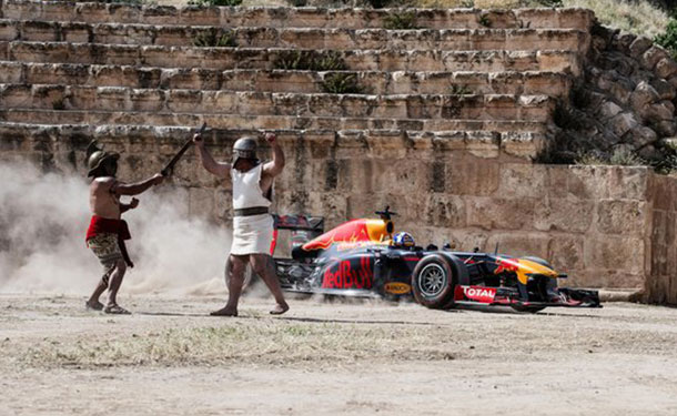 شاهد: سيارة ريد بل من فورمولا 1 في زيارة للأماكن السياحية بالأردن
