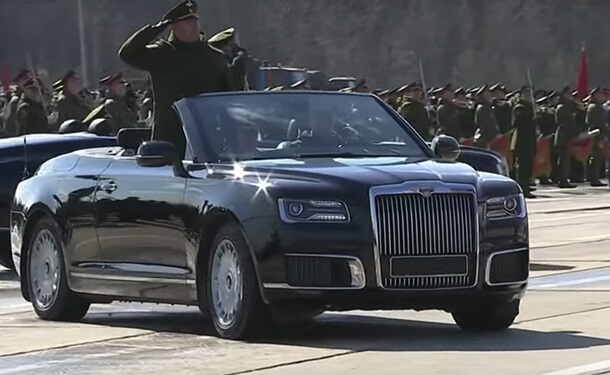 سيارة أوروس سينات المكشوفة في عرض عسكري بروسيا