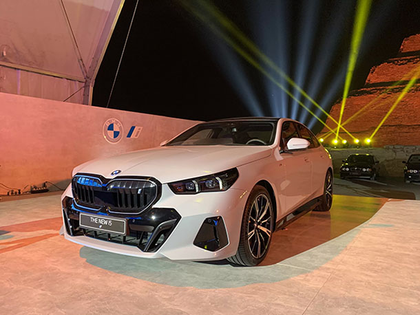 تعرف على مواصفات BMW الفئة الخامسة الكهربائية الجديدة بعد تقديمها في مصر