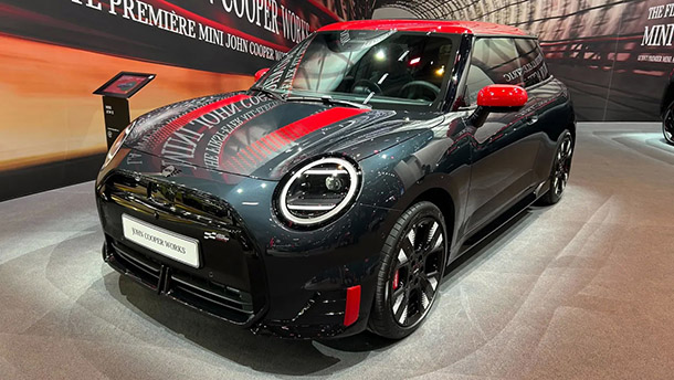 باريس 2024: MINI تكشف عن أول سيارة JCW كهربائية