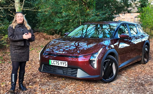 شاهد: تجربة قيادة كيا EV4 هاتشباك الكهربائية موديل 2026