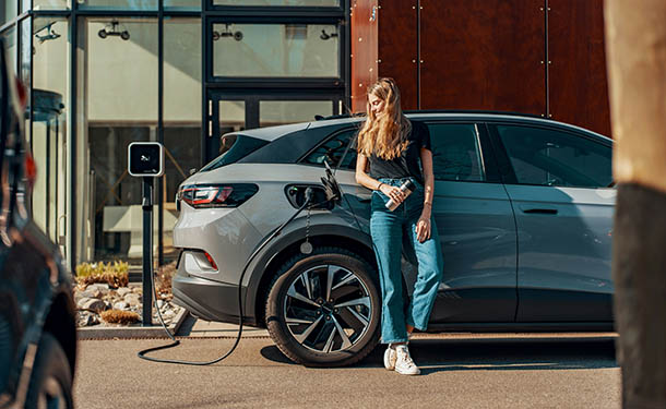 لماذا تزداد شعبية السيارات الكهربائية حول العالم؟